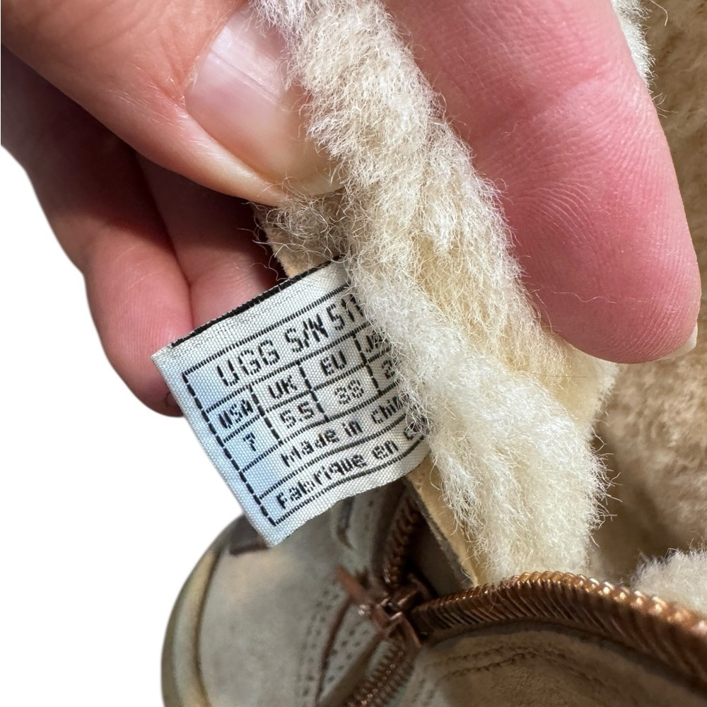 UGG Women's Soft tan Winter Boots zip up shearling - Picture 8 of 9
